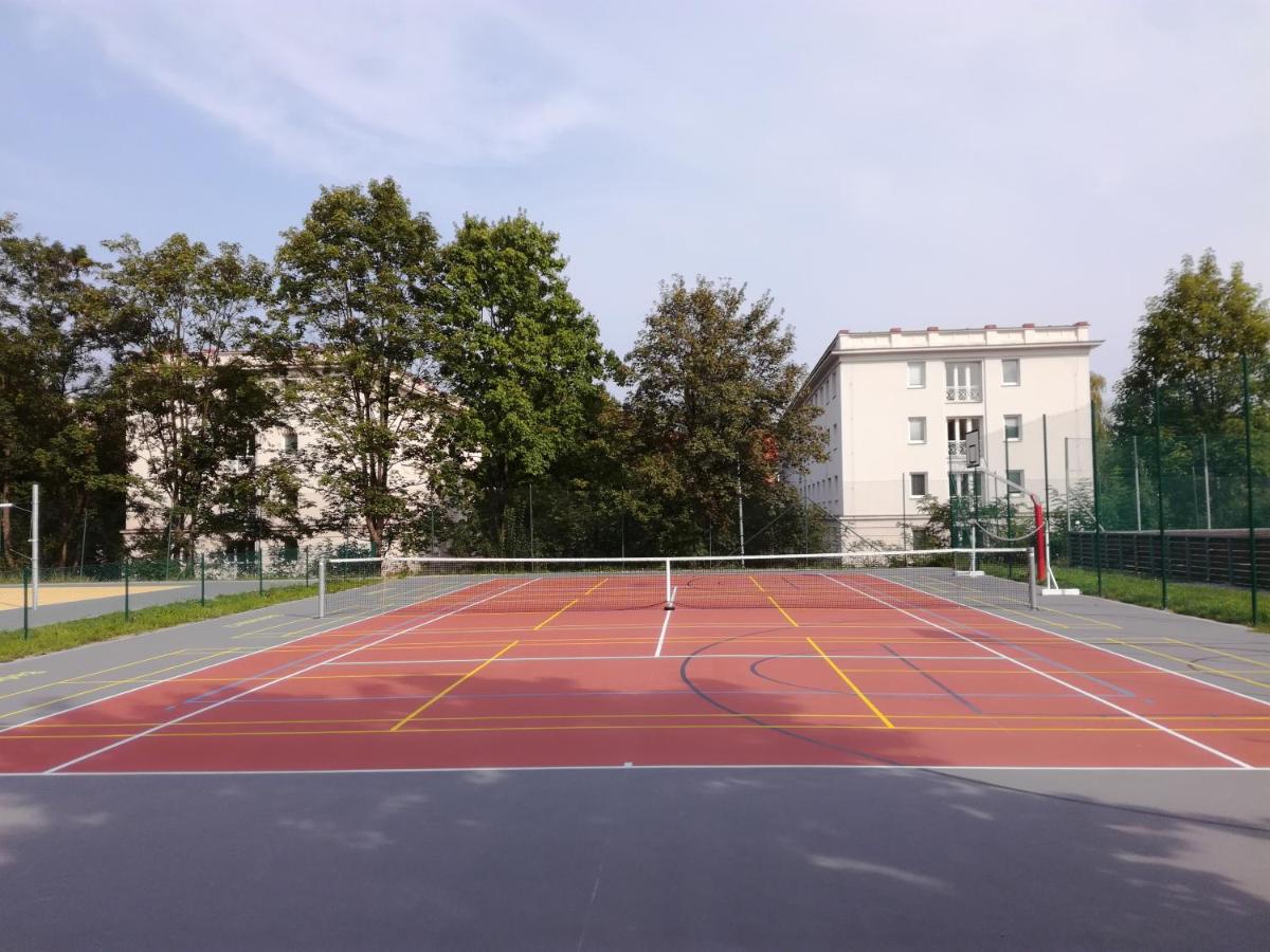 Tennis court: University Hotel