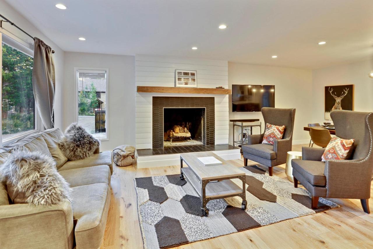 Slopeside Luxury Chalet on the River Next To Resort With Hot Tub & Gas Firepit - FREE Activities & Equipment Rentals Daily