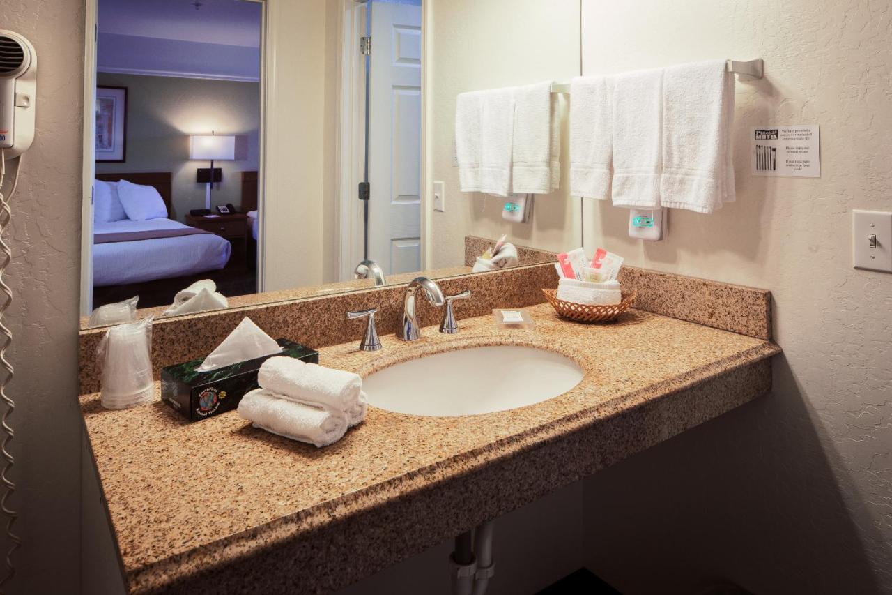 Pines Inn & Suites — photo 3