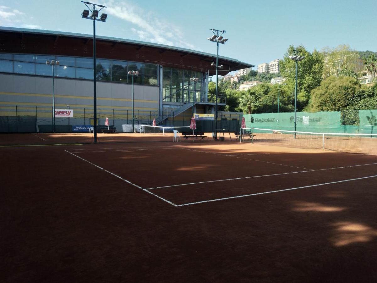 Tennis court: Villa Thomas