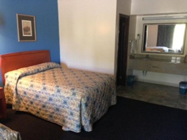 Budget Inn — photo 8