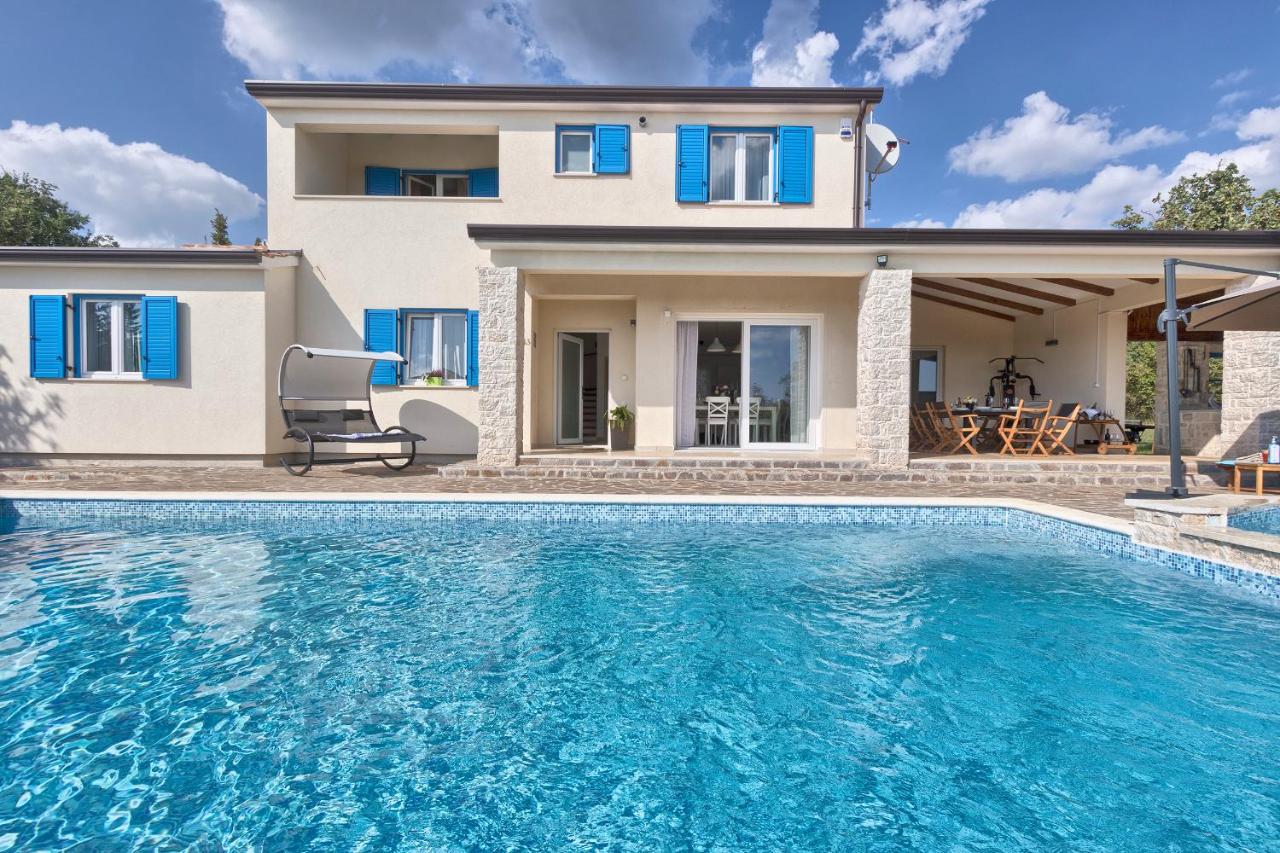 Villa 1521 photo