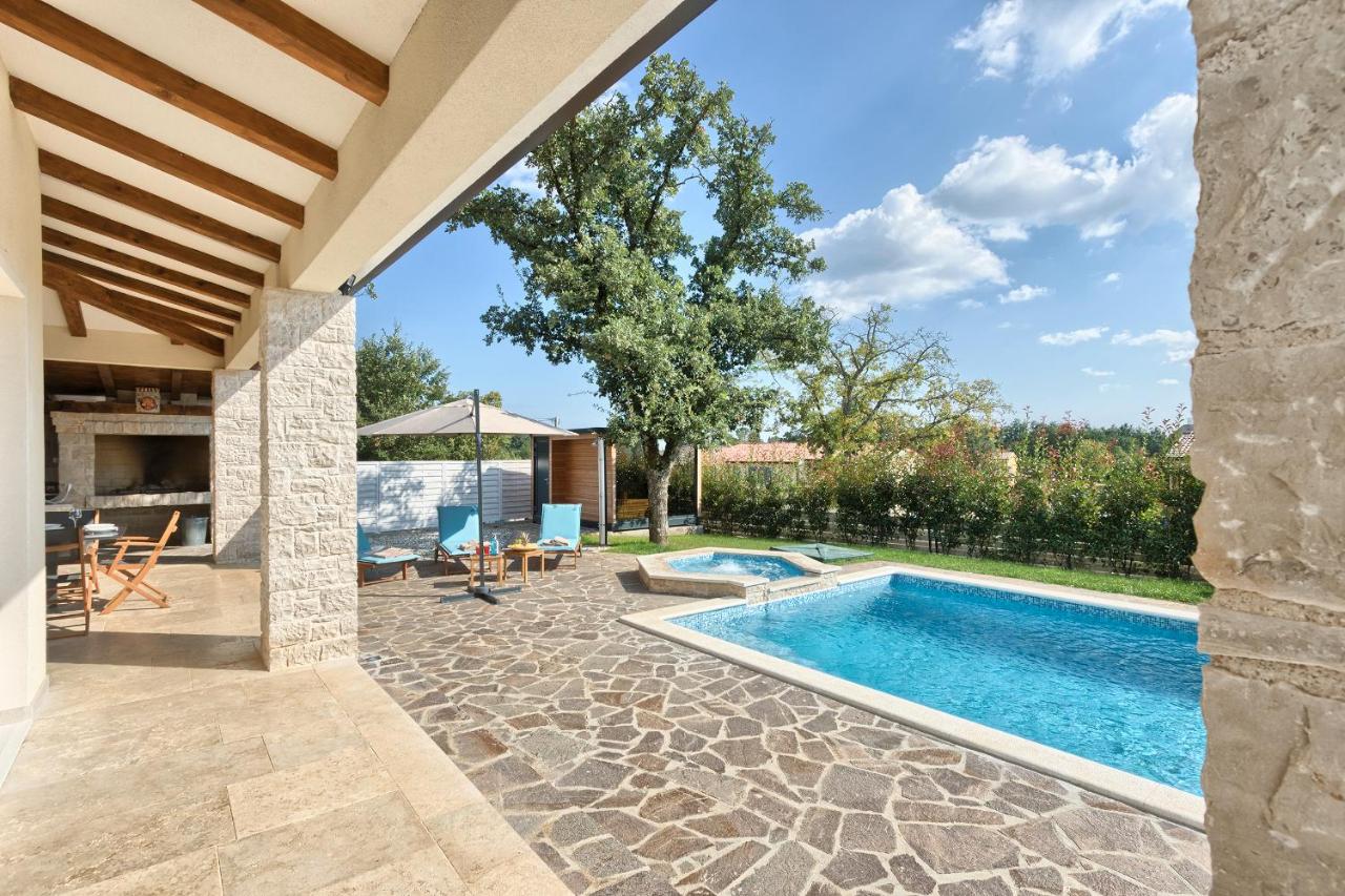 Villa 1521 photo