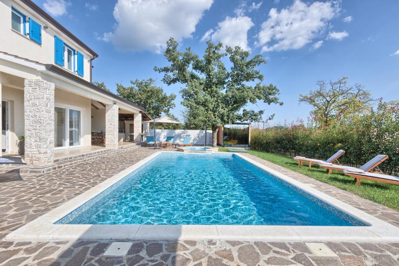 Villa 1521 photo