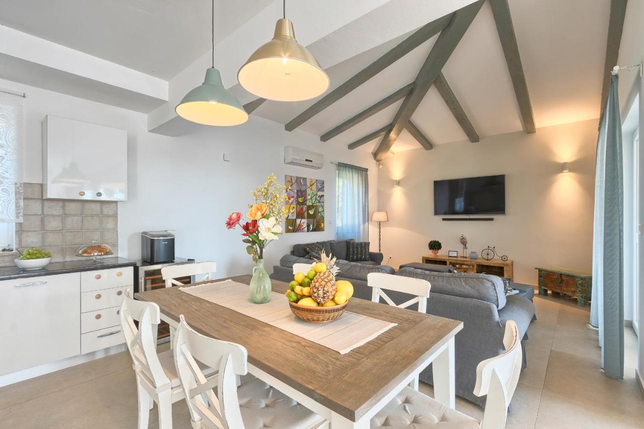 Villa 1521 photo