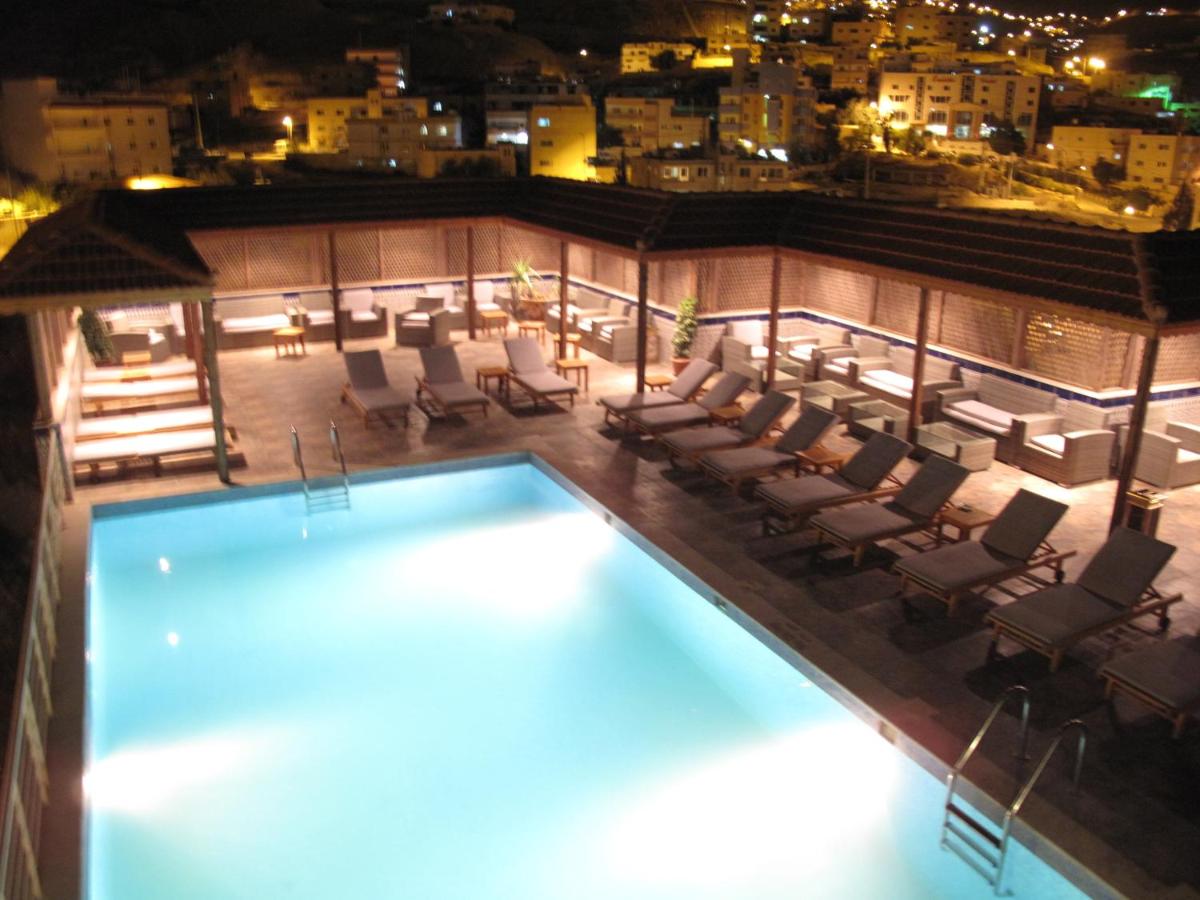 Heated swimming pool: Petra Moon Hotel