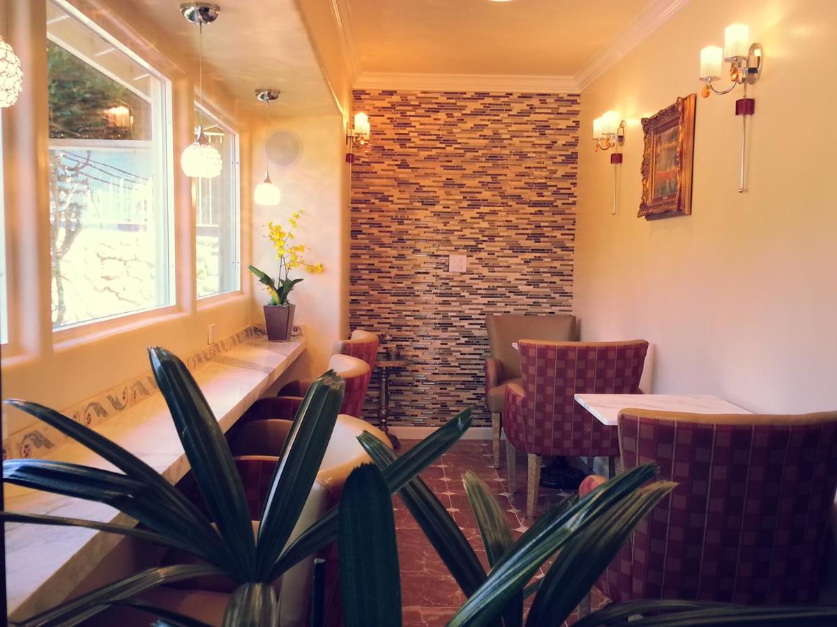 The Vendange Carmel Inn & Suites — photo 12