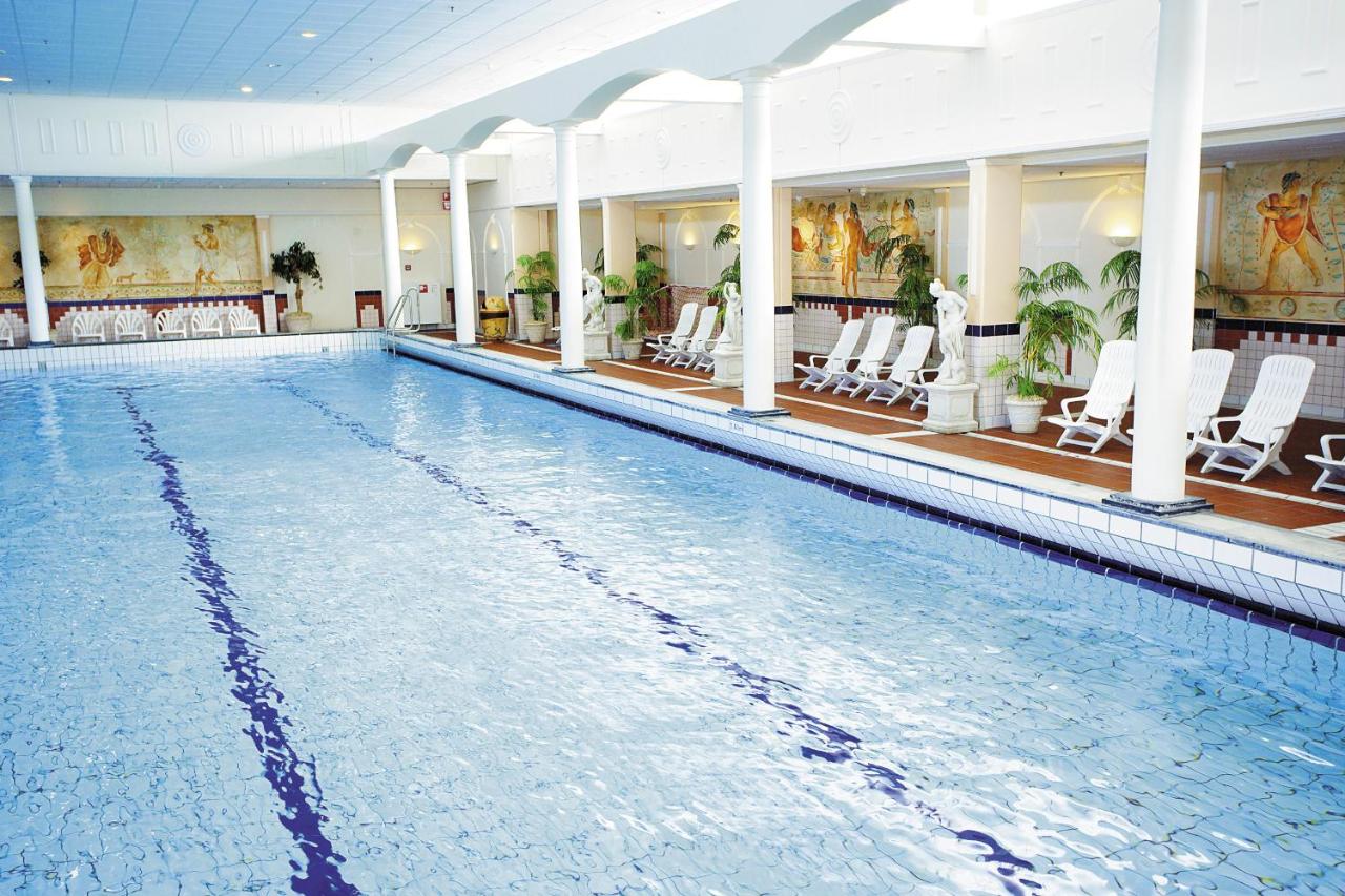 Heated swimming pool: Beachhotel Zandvoort by Center Parcs