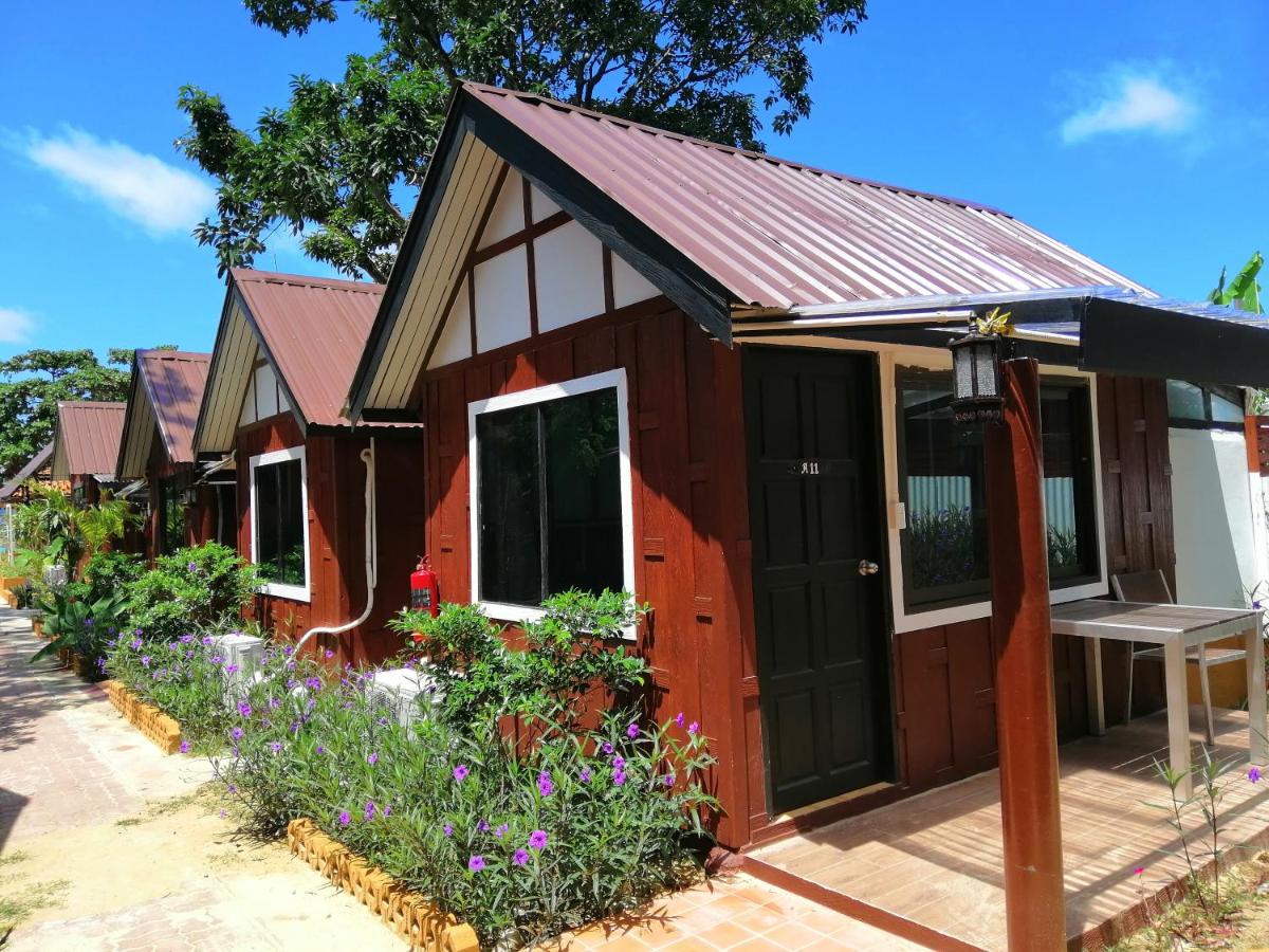 Phi Phi Long Beach Bungalow — quarto