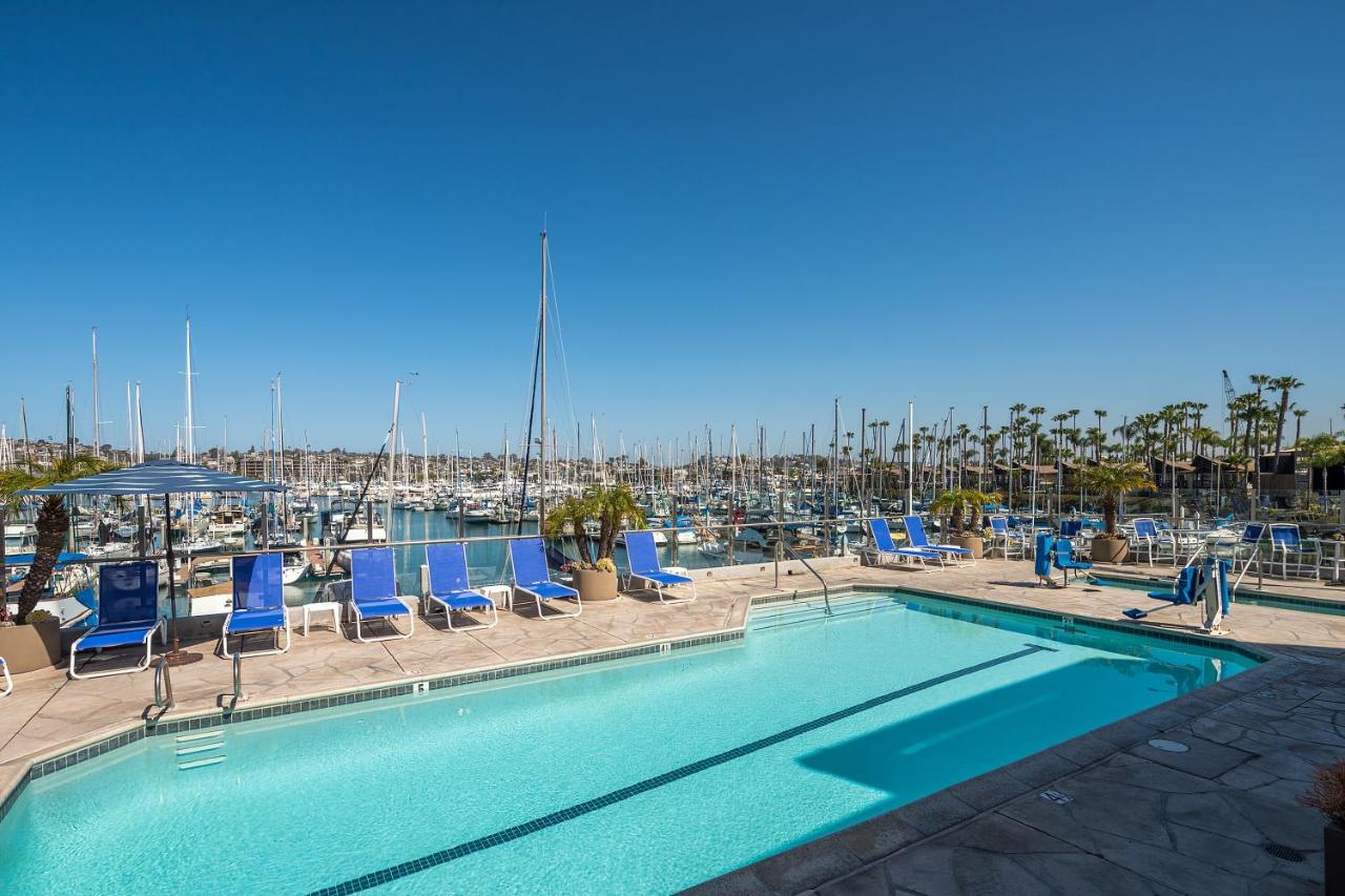 Heated swimming pool: Bay Club Hotel and Marina