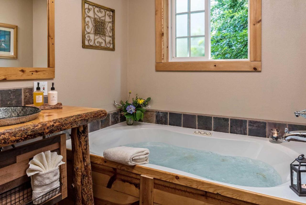 Carson Ridge Luxury Cabins — photo 24