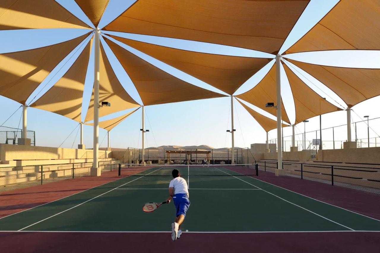 Tennis court: Anantara Qasr al Sarab Desert Resort