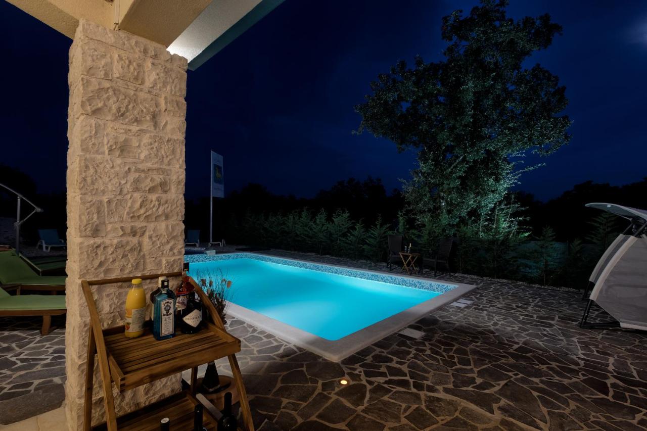 Villa 1522 photo