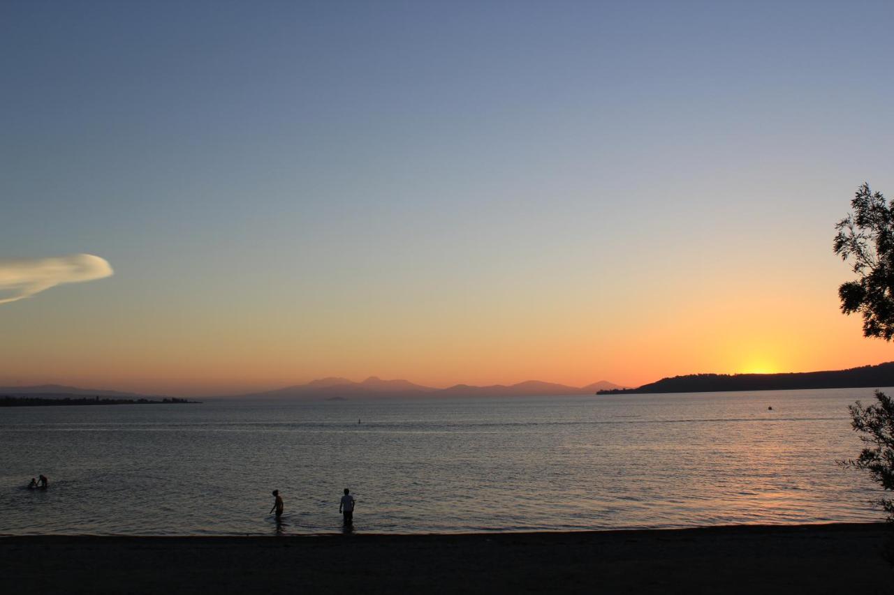 Beach: Gables Lakefront Motel