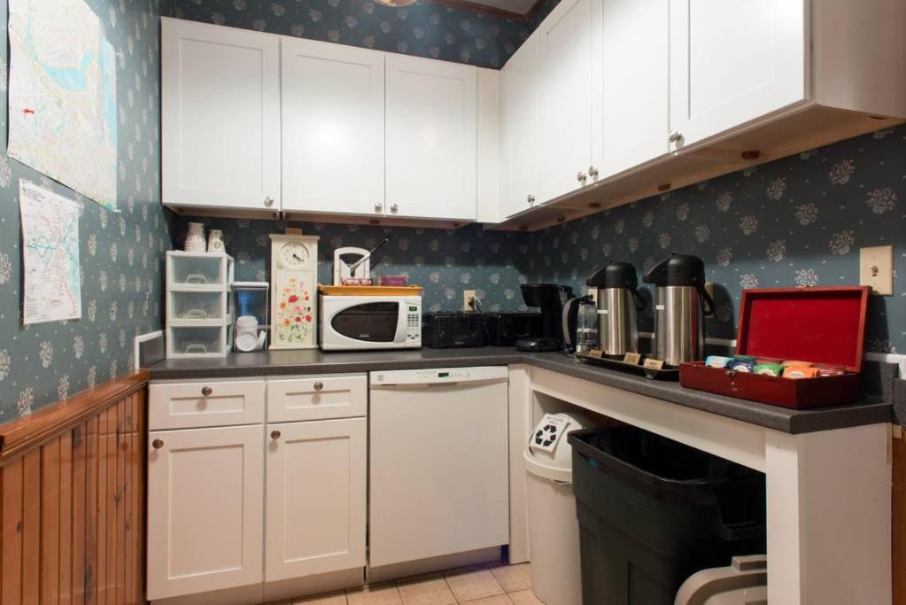 The Coolidge Corner Guest House: A Brookline Bed and Breakfast — photo 20