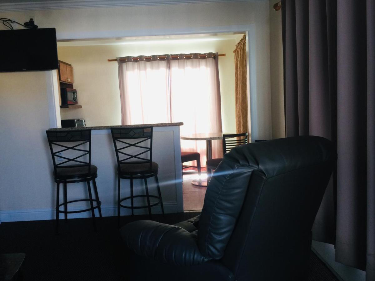 Dolphin Cove Motel — photo 14