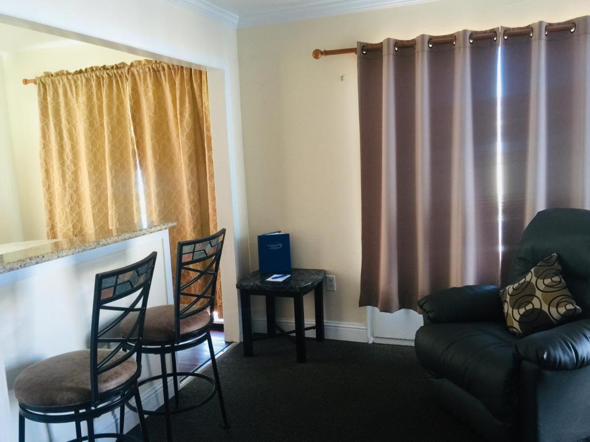 Dolphin Cove Motel — photo 15