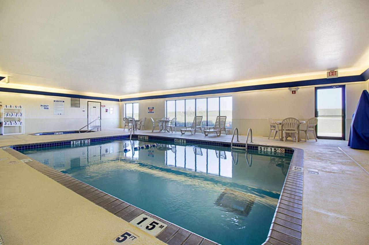 Heated swimming pool: Quality Inn Fairmont