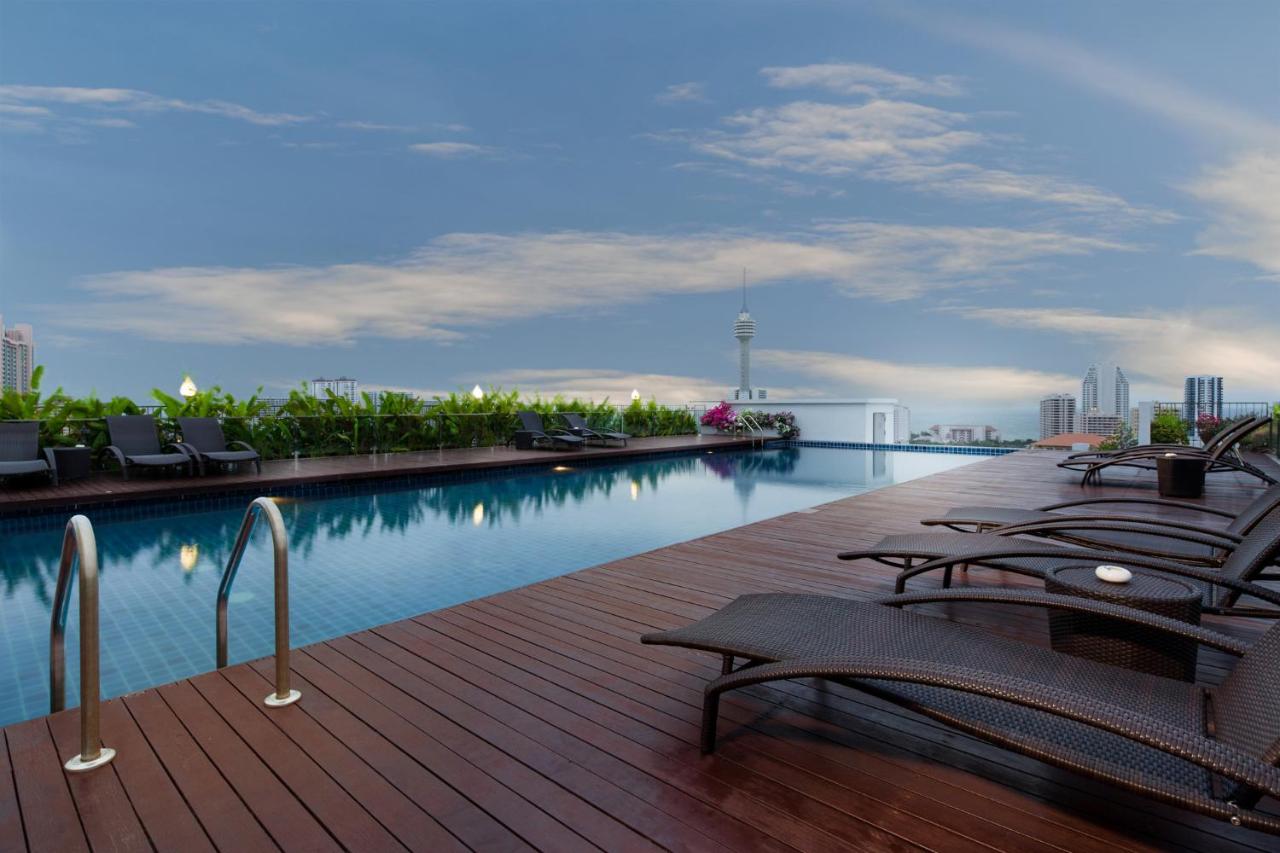 Rooftop swimming pool: Aiyara Grand Hotel