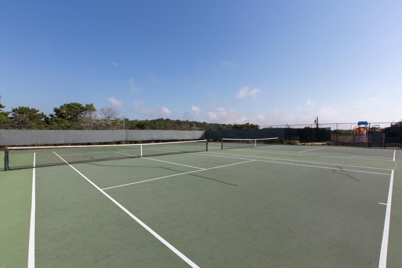 Tennis court: Driftwood Resort on the Ocean