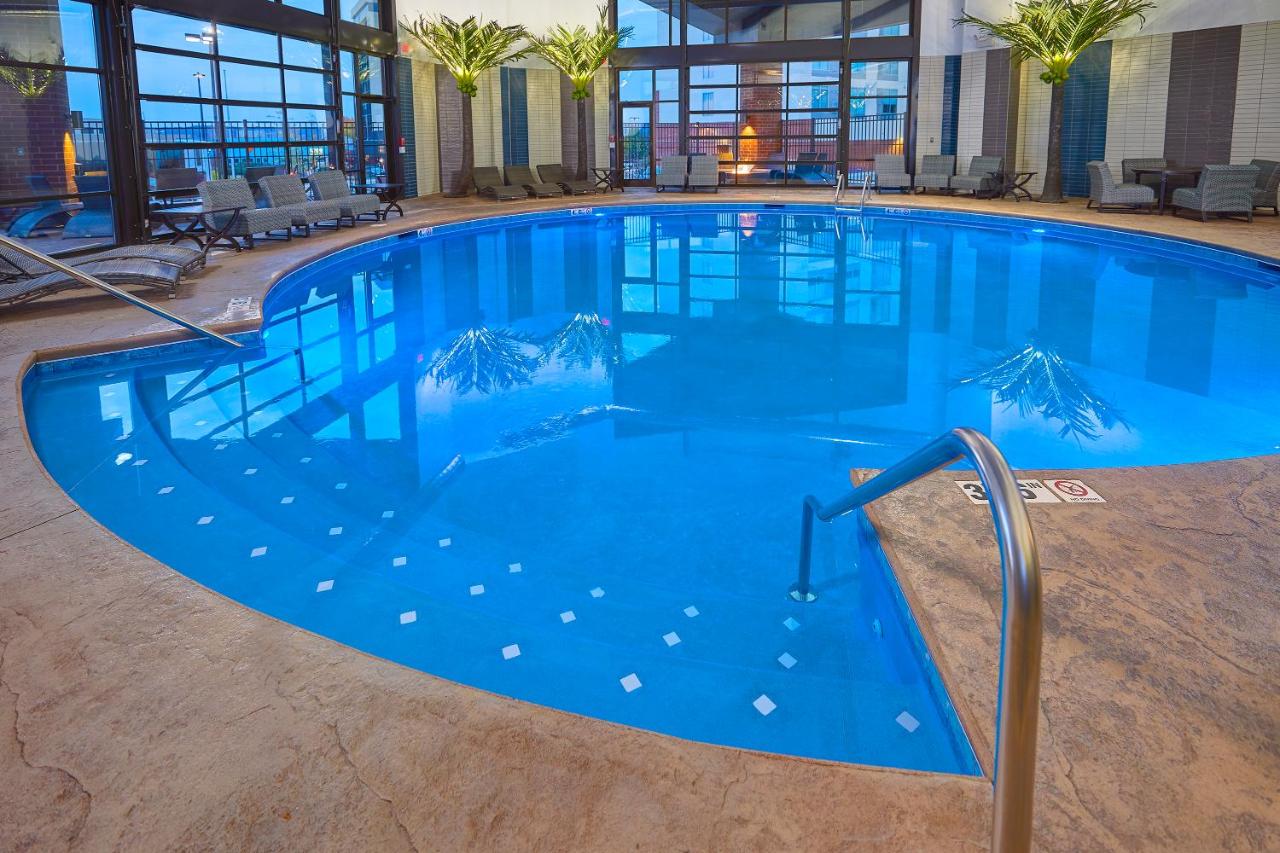 Heated swimming pool: LivINN Hotel Cincinnati North/ Sharonville
