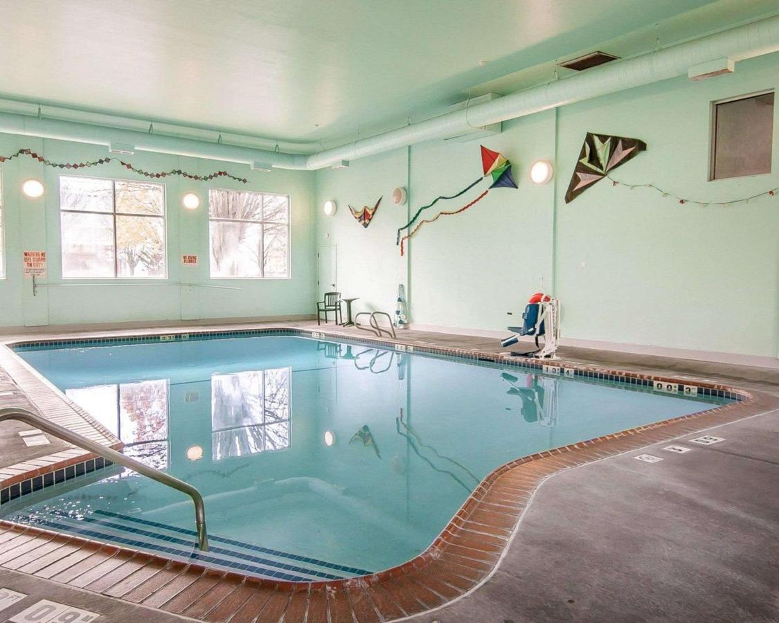 Heated swimming pool: Quality Inn Downtown Convention Center Portland