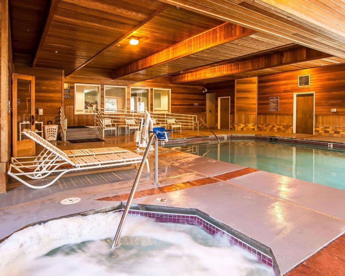 Heated swimming pool: Comfort Suites Clackamas