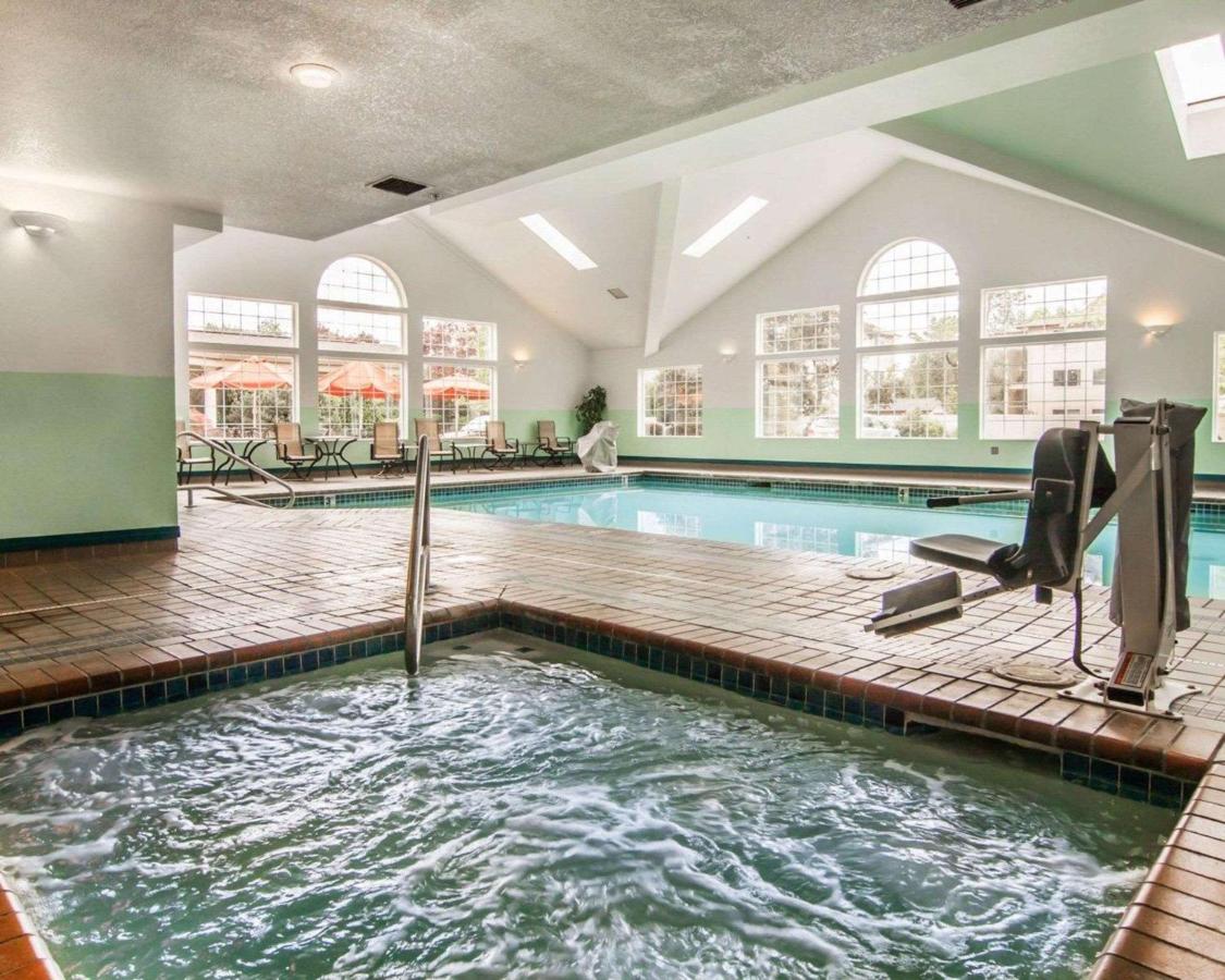 Heated swimming pool: Comfort Suites Corvallis