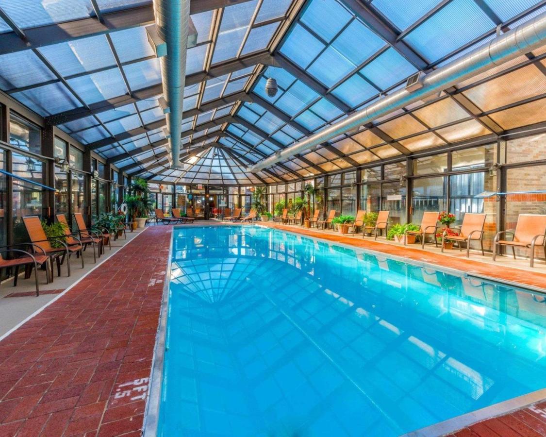 Heated swimming pool: Comfort Inn & Suites Erie