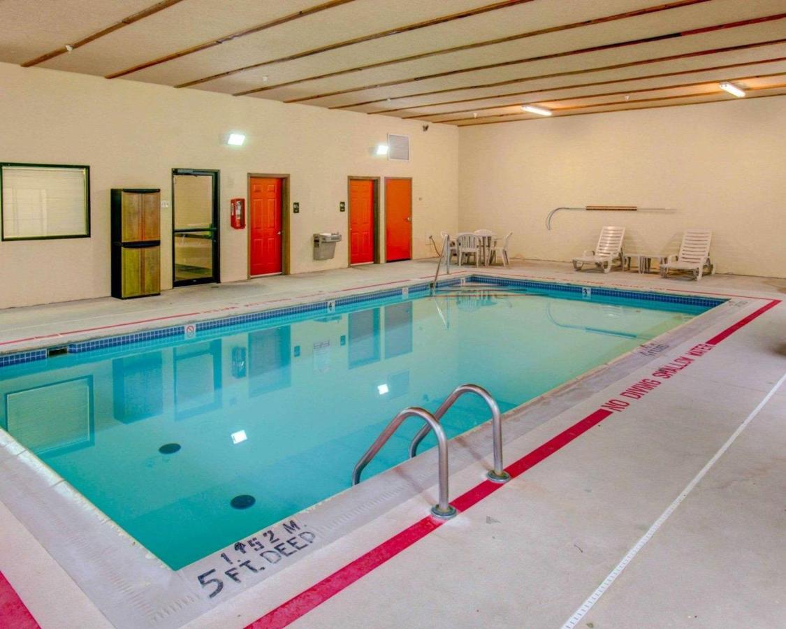 Heated swimming pool: Comfort Suites Coraopolis