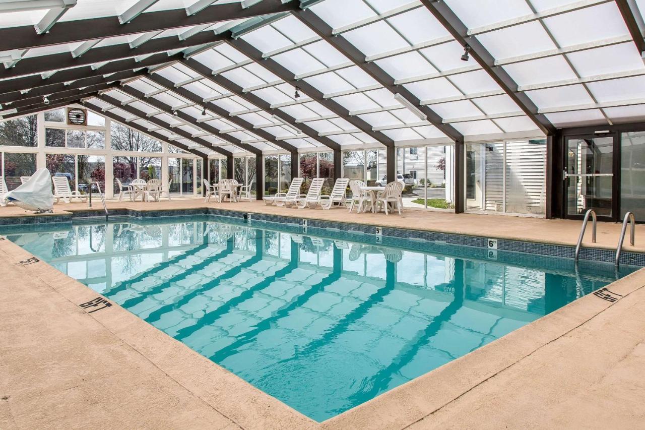 Heated swimming pool: Quality Inn and Suites Newport - Middletown