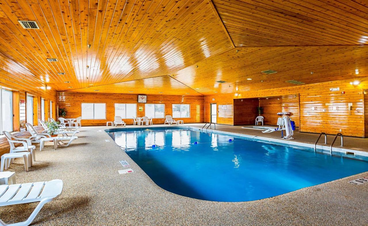 Heated swimming pool: Quality Inn Mitchell