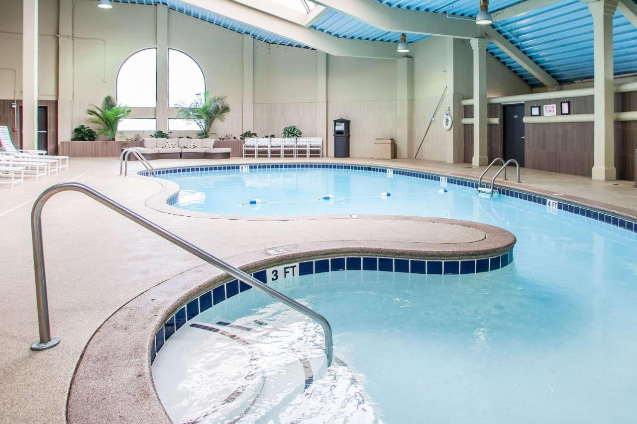 Heated swimming pool: Clarion Hotel Downtown Nashville - Stadium