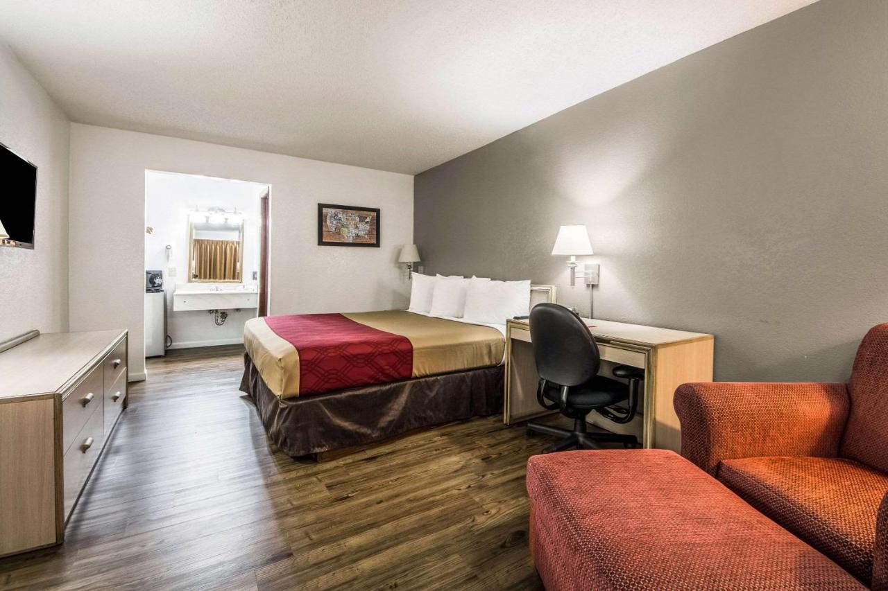 econo lodge phone number please