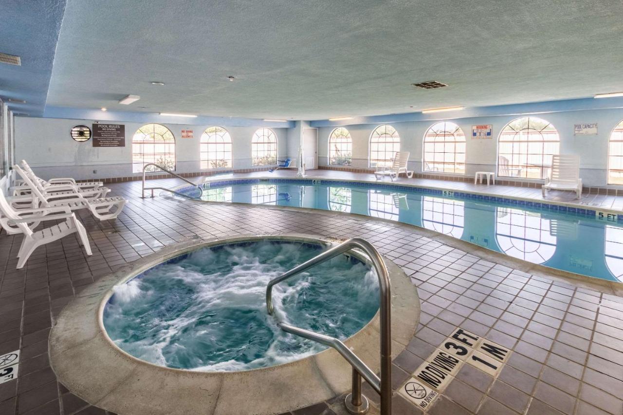 Heated swimming pool: Quality Suites, Ft Worth Burleson