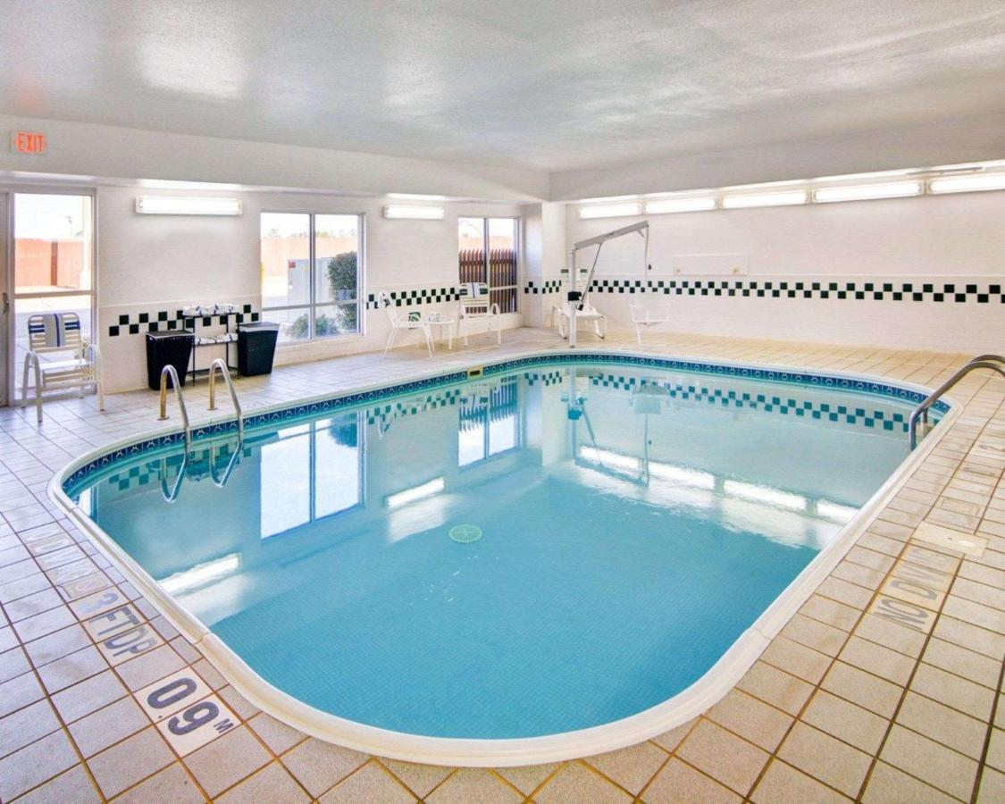Heated swimming pool: Comfort Suites Longview North