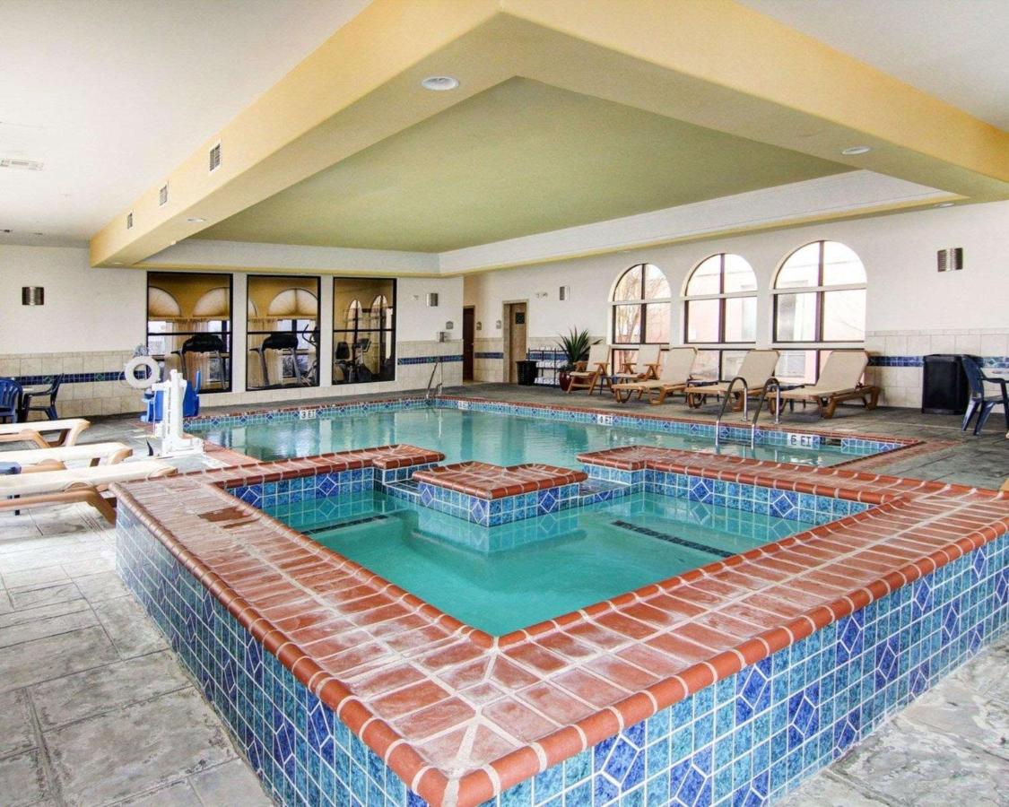 Heated swimming pool: Comfort Suites