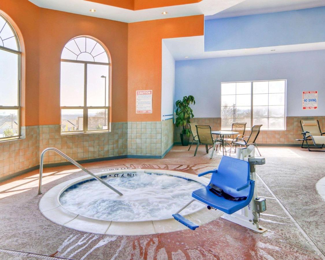 Heated swimming pool: Comfort Suites - Lake Worth