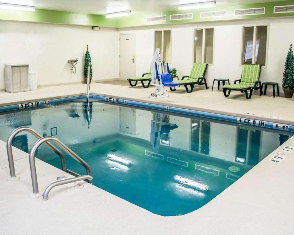 Heated swimming pool: Sleep Inn & Suites Stony Creek