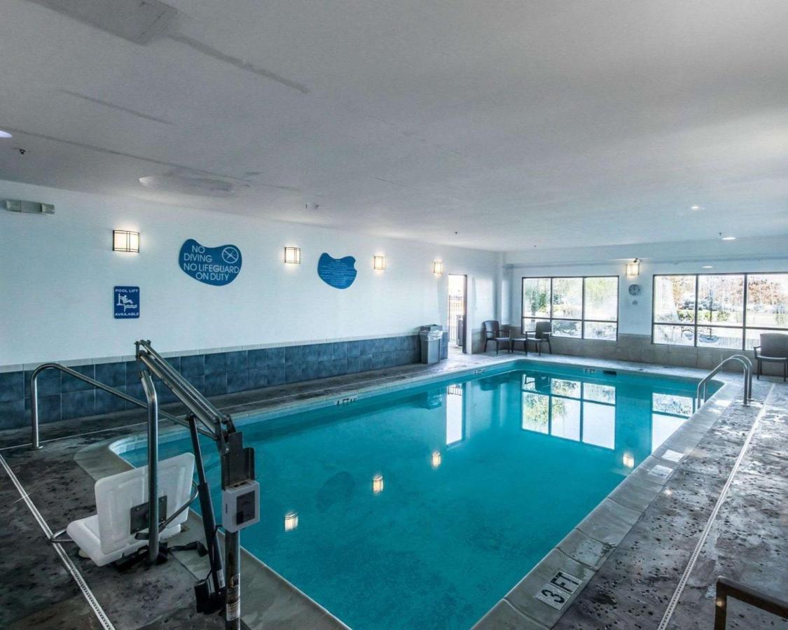 Heated swimming pool: Sleep Inn & Suites