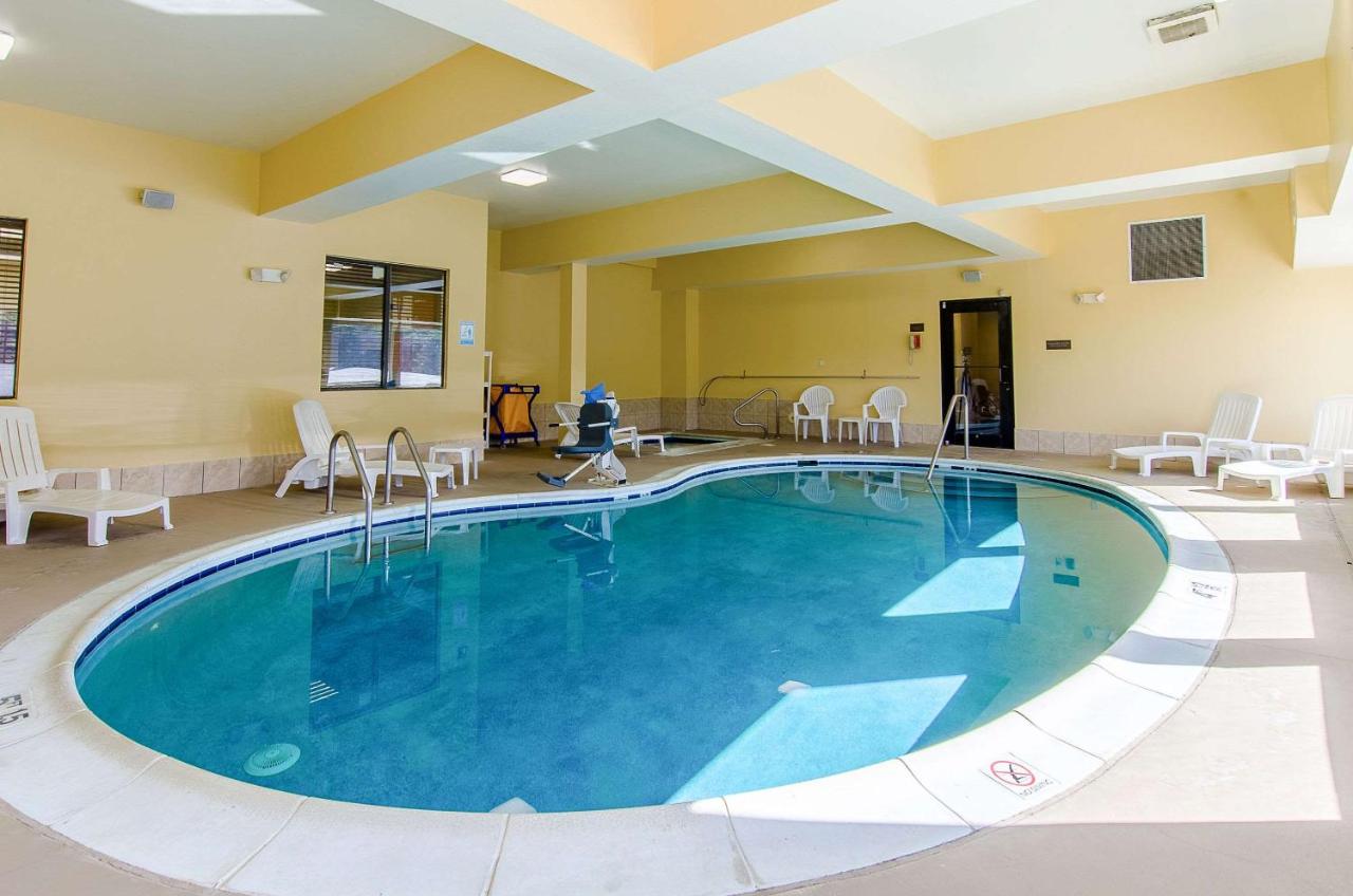 Heated swimming pool: Comfort Suites Wytheville