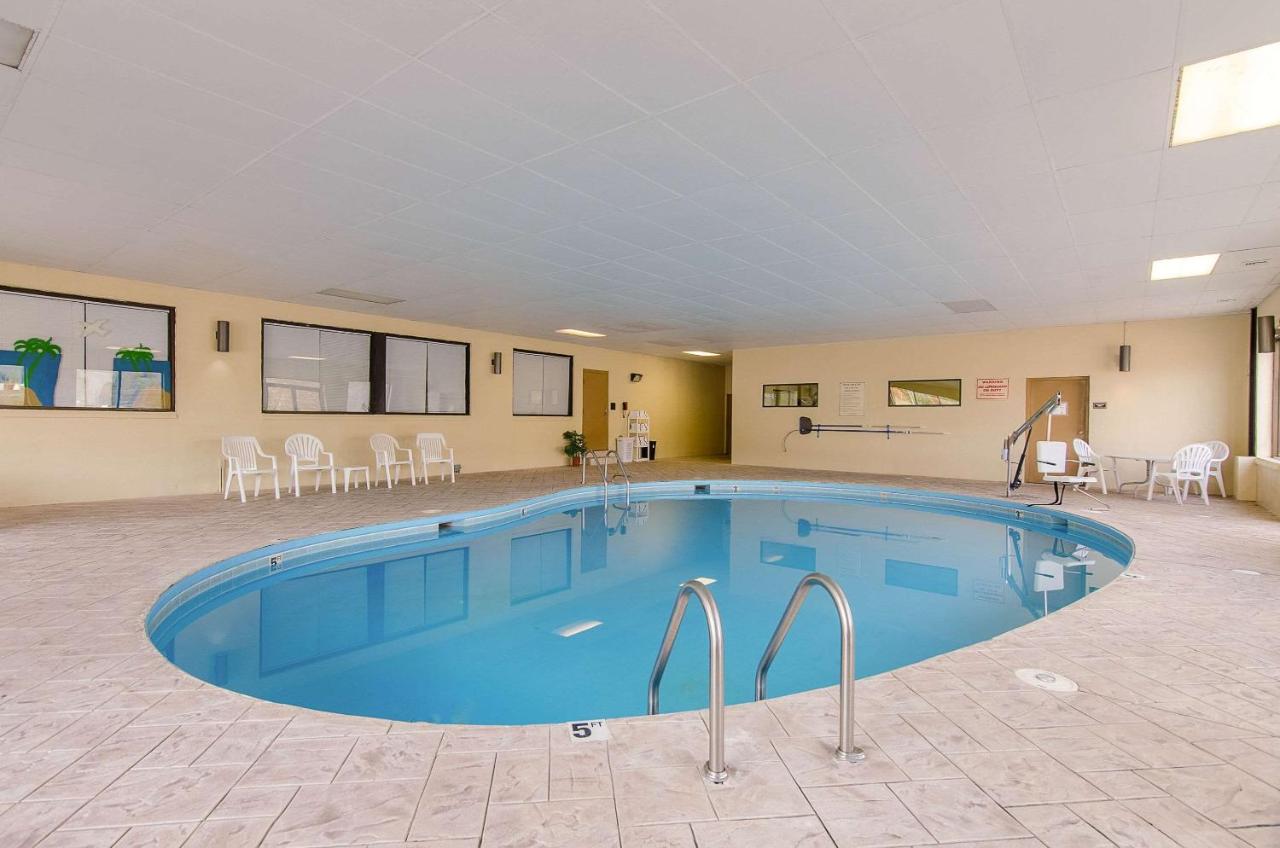 Heated swimming pool: Quality Inn & Suites Lexington near I-64 and I-81