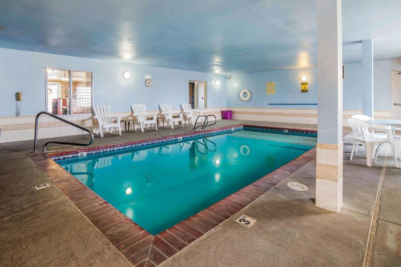 Heated swimming pool: FairBridge Inn & Suites Sunnyside