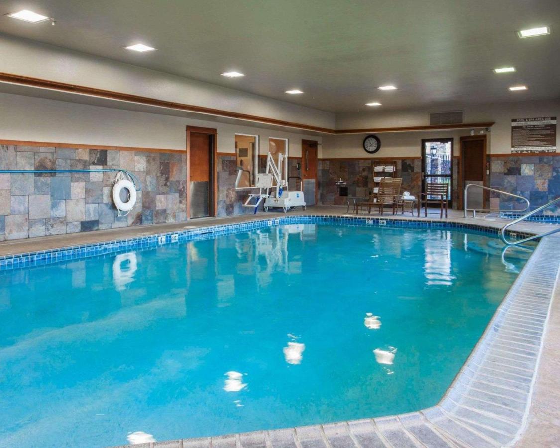 Heated swimming pool: Comfort Suites Moses Lake