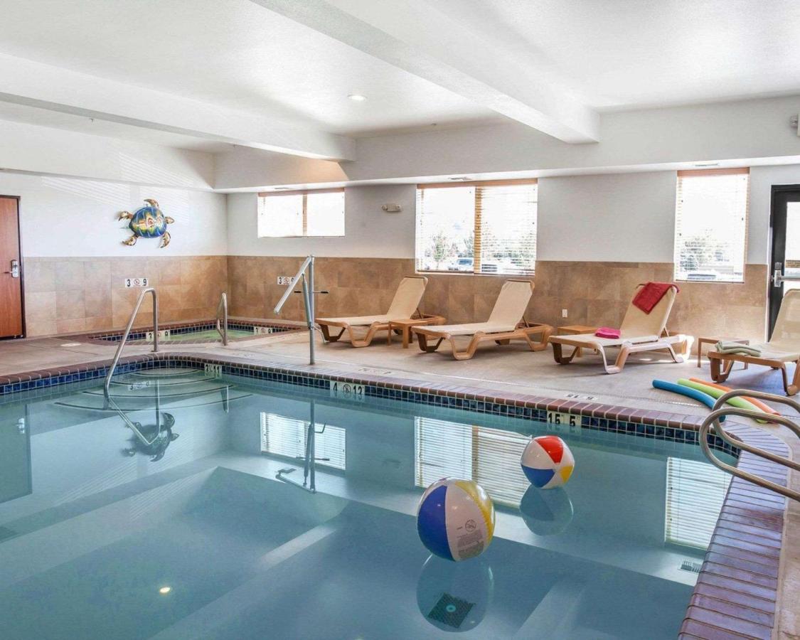 Heated swimming pool: Comfort Suites Wenatchee Gateway