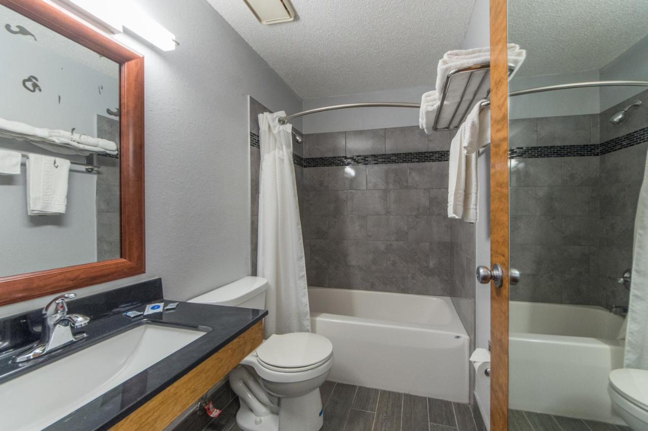 Deluxe Inn — photo 7