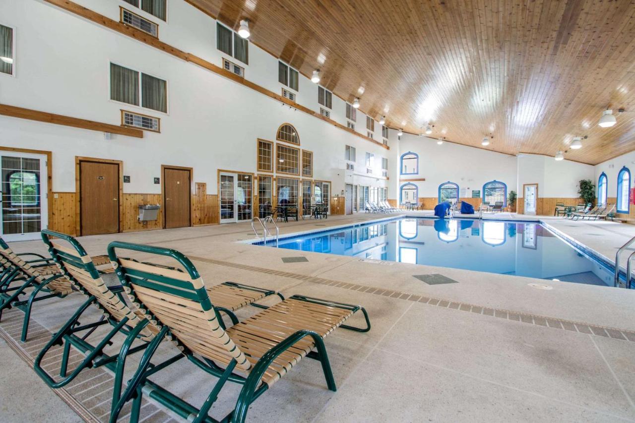 Heated swimming pool: Comfort Suites Wisconsin Dells Area