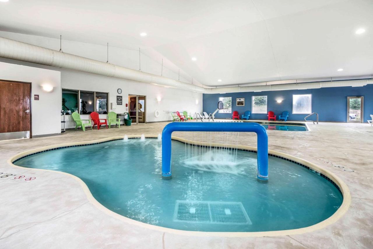Heated swimming pool: Comfort Suites at Par 4 Resort
