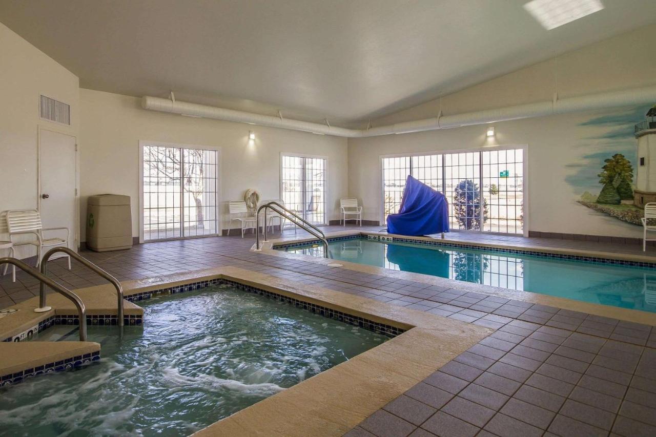 Heated swimming pool: Comfort Inn Fond Du Lac