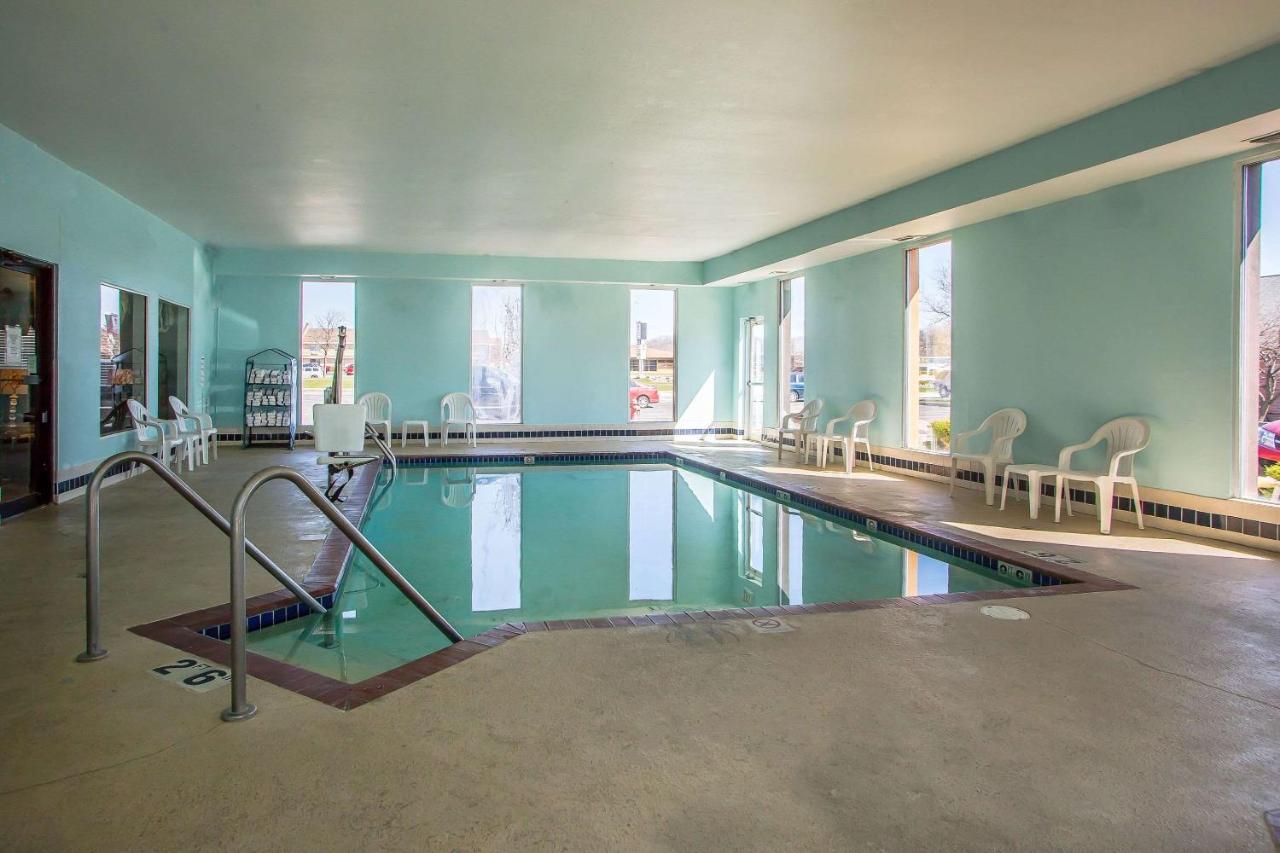 Heated swimming pool: Quality Inn & Suites West Bend